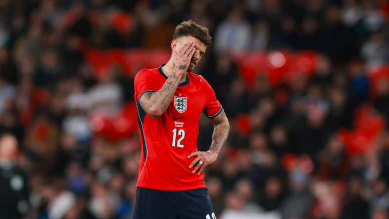 Hậu vệ Arsenal vừa ghi b&agrave;n vừa mắc lỗi, tuyển Anh bị Urguay cầm ch&acirc;n