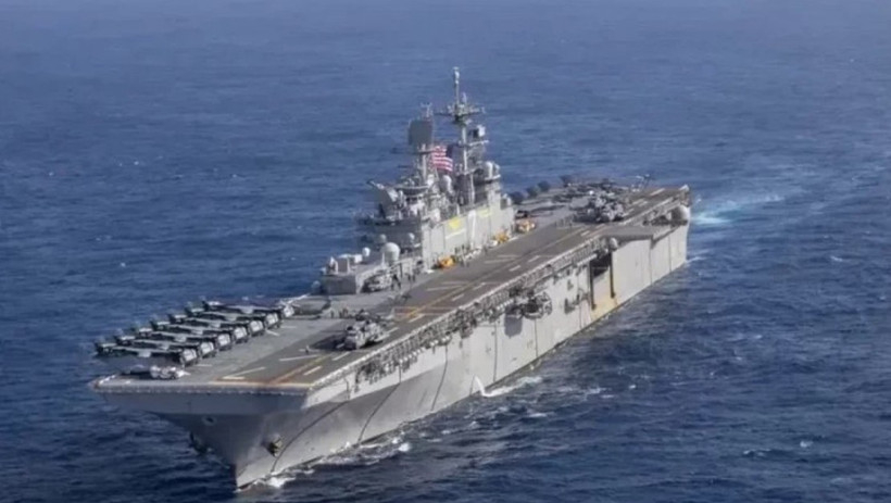 Mỹ điều t&agrave;u đổ bộ USS Tripoli chở theo 3.500 l&iacute;nh thủy đ&aacute;nh bộ đến Trung Đ&ocirc;ng