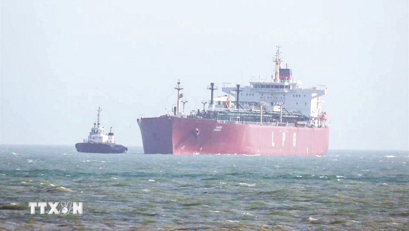 Bốn quốc gia b&agrave;n phương &aacute;n mở lại eo biển Hormuz