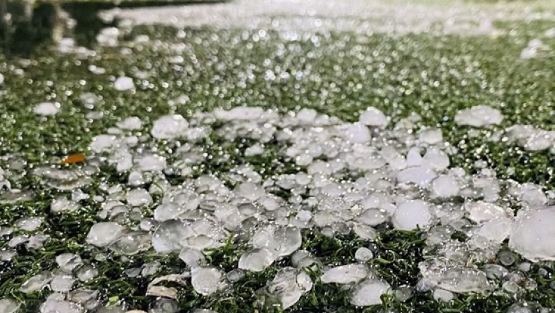 D&ocirc;ng mạnh k&egrave;m theo mưa đ&aacute; ở miền Bắc trong những ng&agrave;y qua c&oacute; bất thường?