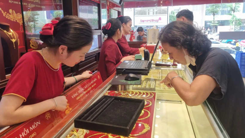 Gi&aacute; v&agrave;ng chiều 30/3 bất ngờ tăng 2,4 triệu đồng/lượng