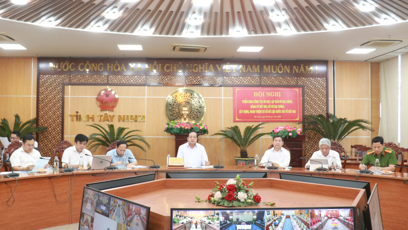 Bảo đảm th&ocirc;ng suốt việc giải quyết thủ tục h&agrave;nh ch&iacute;nh về đất đai của người d&acirc;n, doanh nghiệp