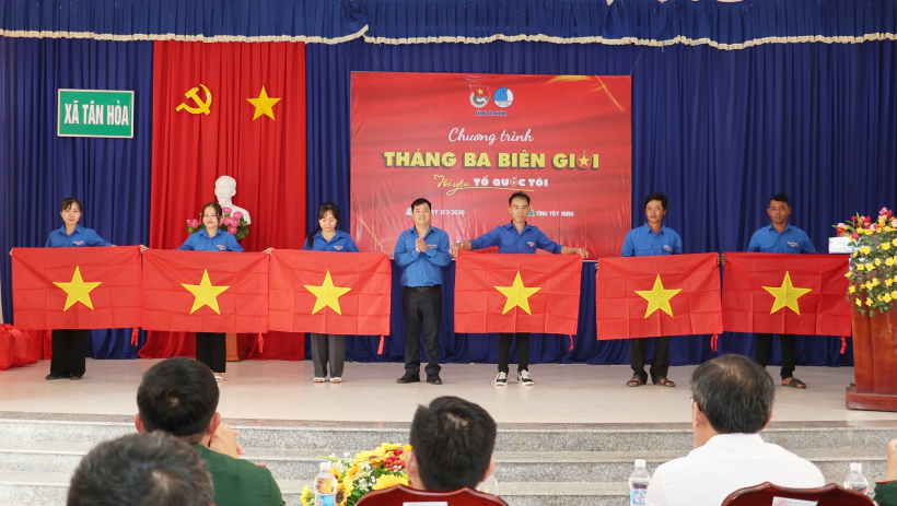 Ấm t&igrave;nh Th&aacute;ng ba bi&ecirc;n giới