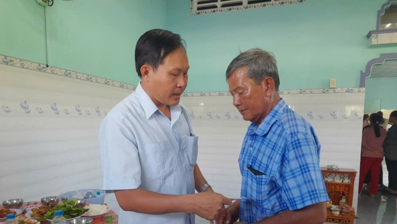 L&atilde;nh đạo x&atilde; Thuận Mỹ thăm gia đ&igrave;nh c&oacute; 3 người tử vong do ch&igrave;m t&agrave;u tại v&ugrave;ng biển Vũng T&agrave;u