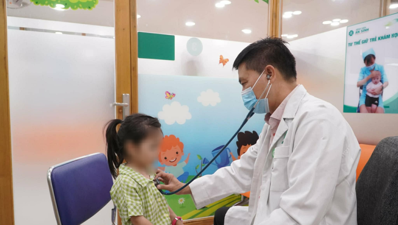 B&aacute;c sĩ cảnh b&aacute;o dấu hiệu tay ch&acirc;n miệng nguy hiểm hơn nổi ban v&agrave; lo&eacute;t miệng