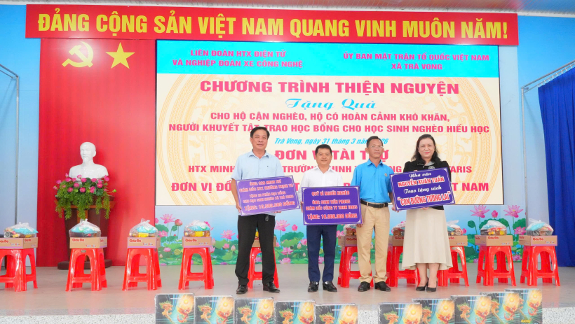 X&atilde; Tr&agrave; Vong: Trao 100 phần qu&agrave; cho hộ kh&oacute; khăn v&agrave; học sinh ngh&egrave;o hiếu học