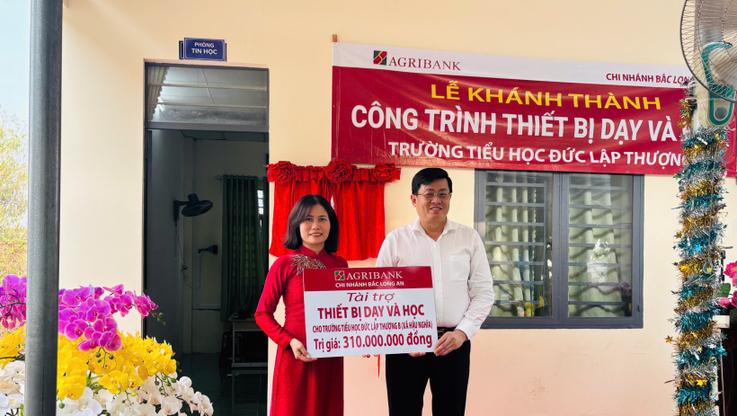 X&atilde; Hậu Nghĩa: B&agrave;n giao thiết bị dạy v&agrave; học tại Trường Tiểu học Đức Lập Thượng B