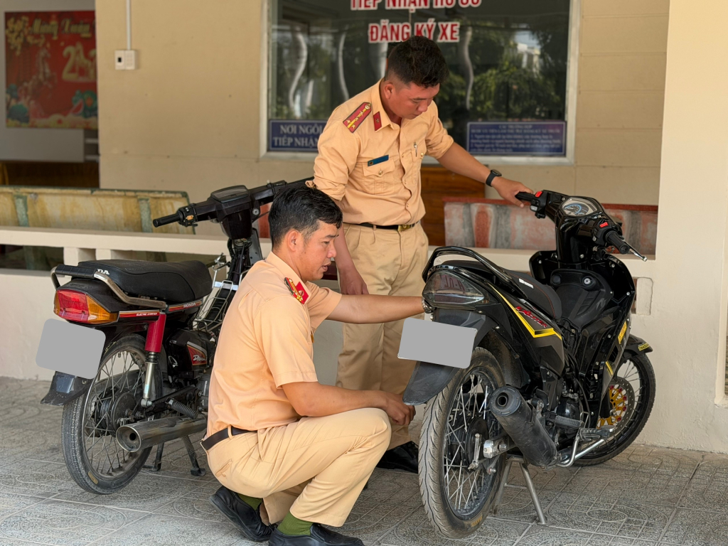 Cảnh sát giao thông kiểm tra phương tiện của người vi phạm