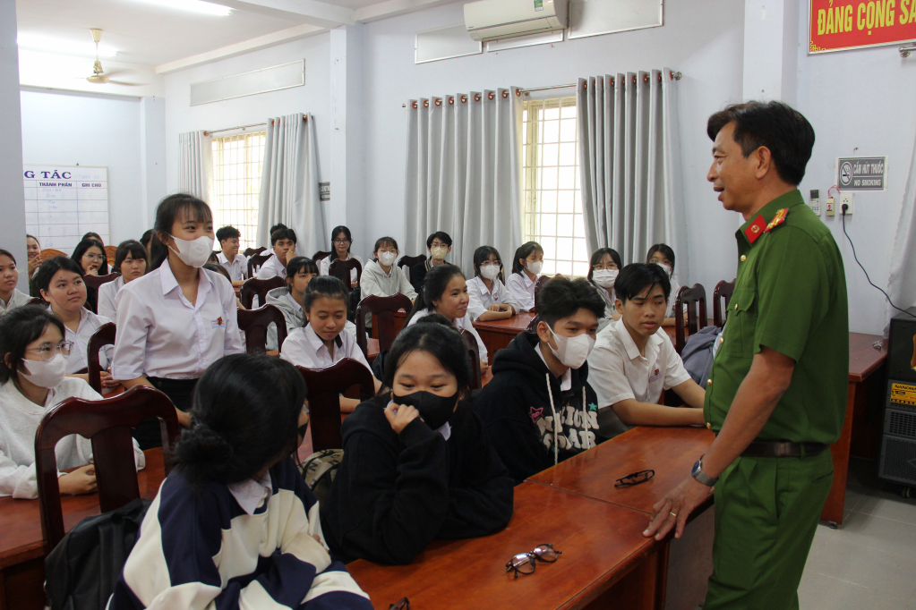 Công an cấp xã đẩy mạnh công tác tuyên truyền, phổ biến, giáo dục pháp luật cho học sinh