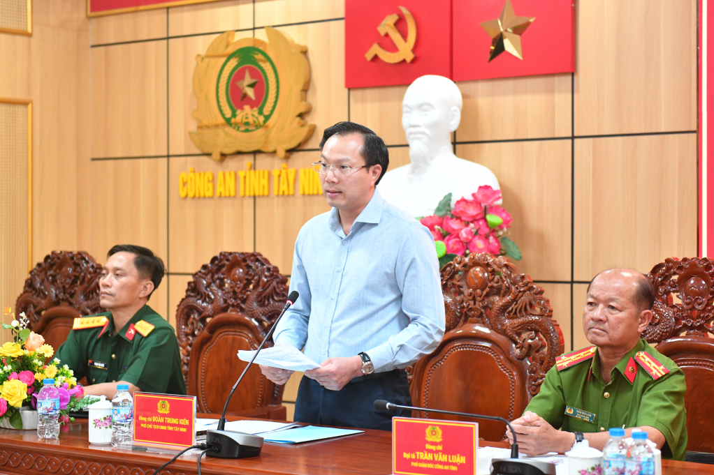 Ủy viên Ban Thường vụ Tỉnh ủy, Phó Chủ tịch UBND tỉnh Đoàn Trung Kiên phát biểu tham luận tại hội nghị