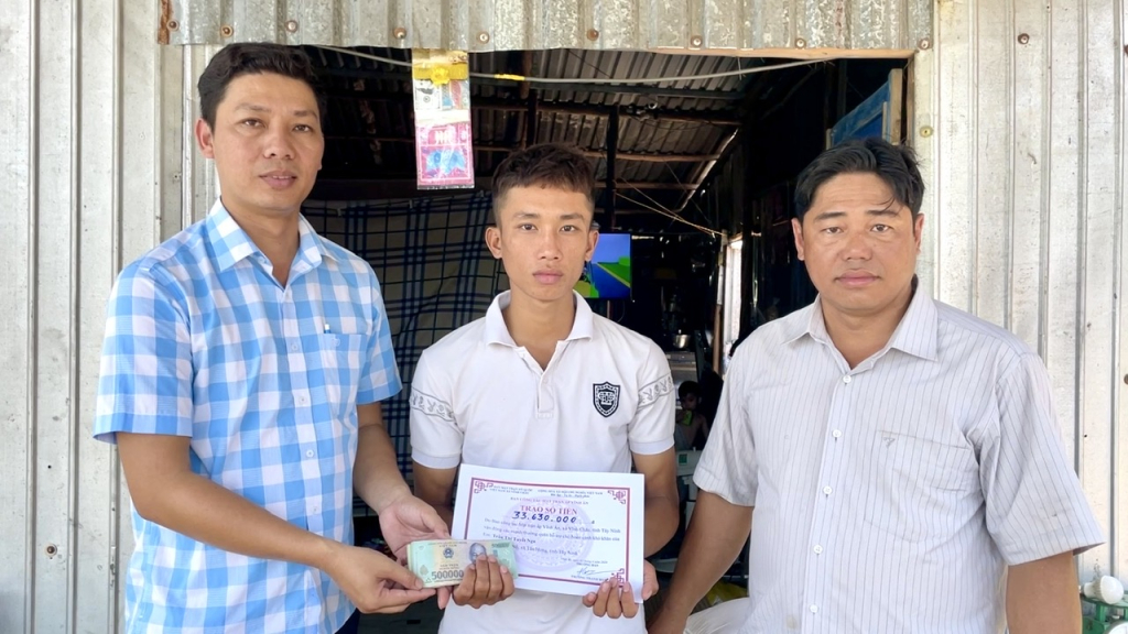 Trao hơn 33 triệu đồng hỗ trợ thai phụ mắc bệnh hiểm ngh&egrave;o tại x&atilde; T&acirc;n Hưng