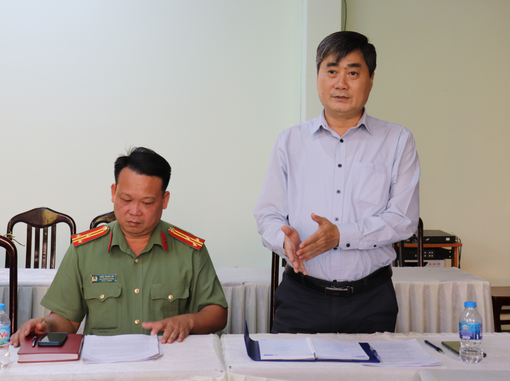 Phó Tổng Biên tập Báo và phát thanh, truyền hình Tây Ninh Châu Hồng Khá phát biểu tại cuộc họp