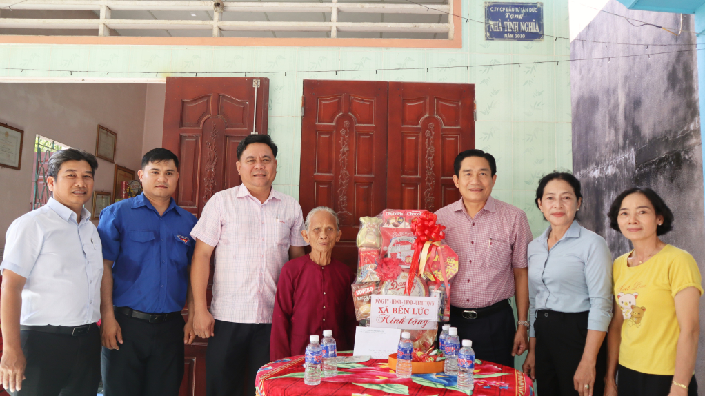 B&iacute; thư Đảng ủy x&atilde; Bến Lức thăm B&agrave; mẹ Việt Nam Anh h&ugrave;ng