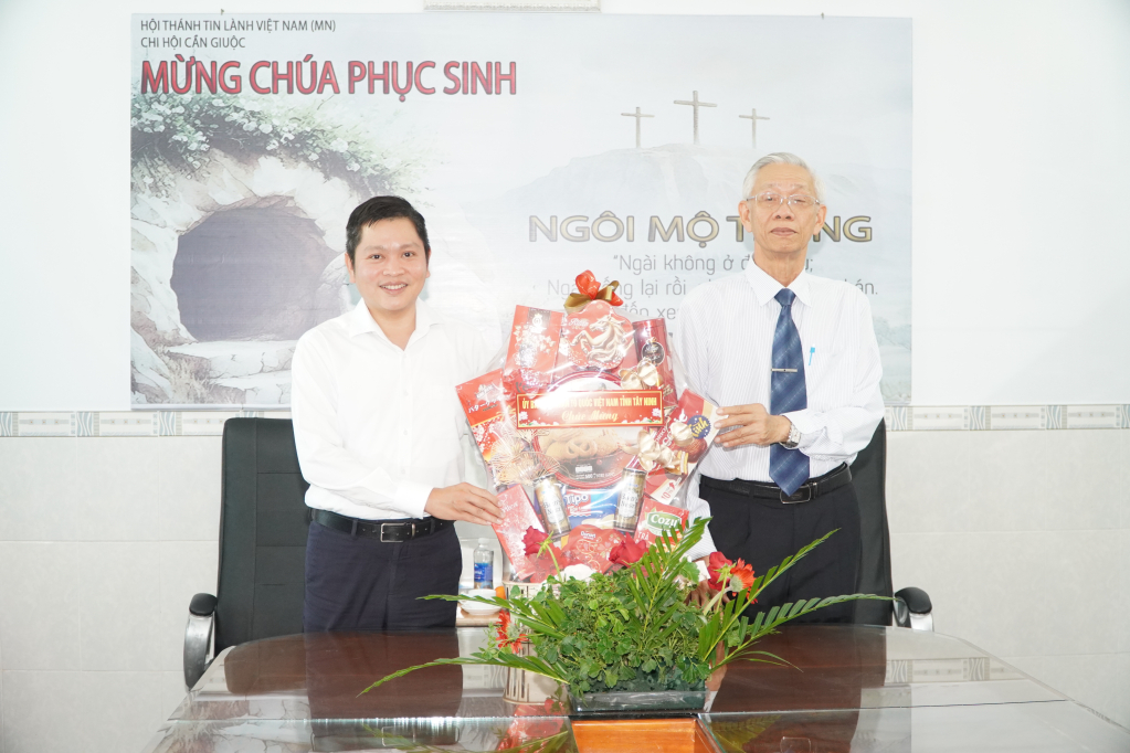 Phó Chủ tịch UBMTTQVN tỉnh Nguyễn Tiến Tân trao tặng quà chúc mừng cho Mục sư Trần Thanh Dũng – Trưởng ban Ban Đại diện Hội thánh Tin lành Việt Nam (miền Nam) tỉnh Tây Ninh – Quản nhiệm Hội thánh Tin lành Chi hội Cần Giuộc