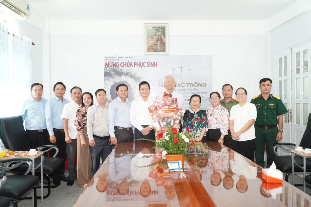 UBMTTQ Việt Nam tỉnh thăm, ch&uacute;c mừng c&aacute;c cơ sở C&ocirc;ng gi&aacute;o v&agrave; Tin l&agrave;nh nh&acirc;n lễ Phục sinh