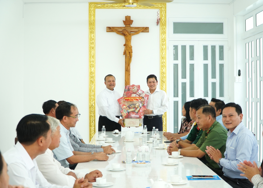 Phó Chủ tịch UBMTTQVN tỉnh Nguyễn Tiến Tân tặng quà chúc mừng cho Linh mục Phạm Minh Thanh – Chủ tịch Ủy ban đoàn kết Công giáo Việt Nam tỉnh- Hạt Trưởng hạt Tân An, Chánh xứ Giáo xứ Tân An