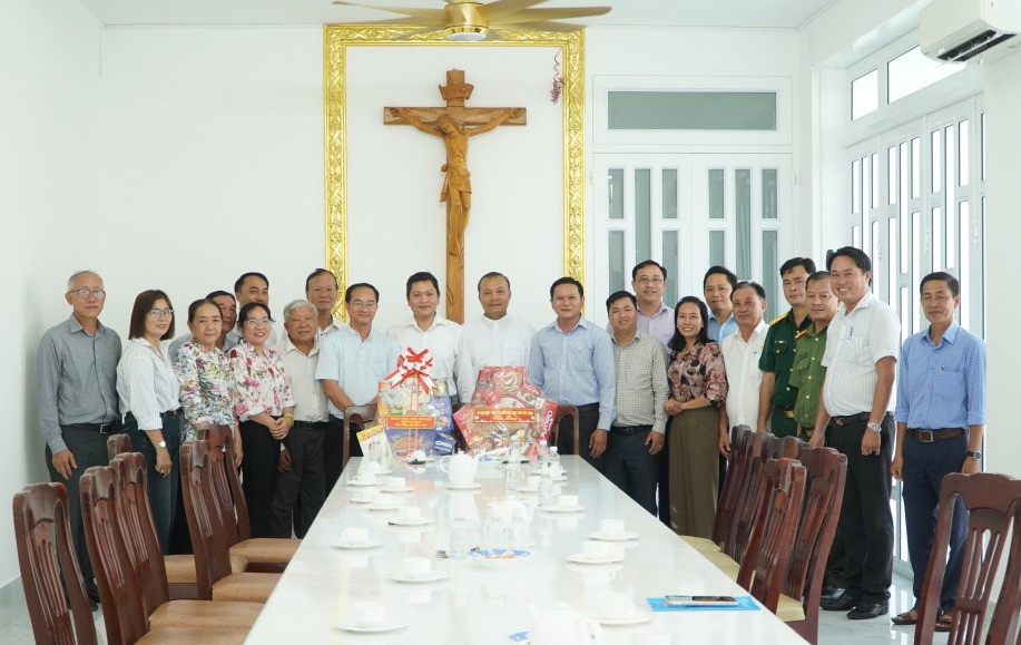 Đoàn công tác tỉnh chụp ảnh lưu niệm cùng đơn vị