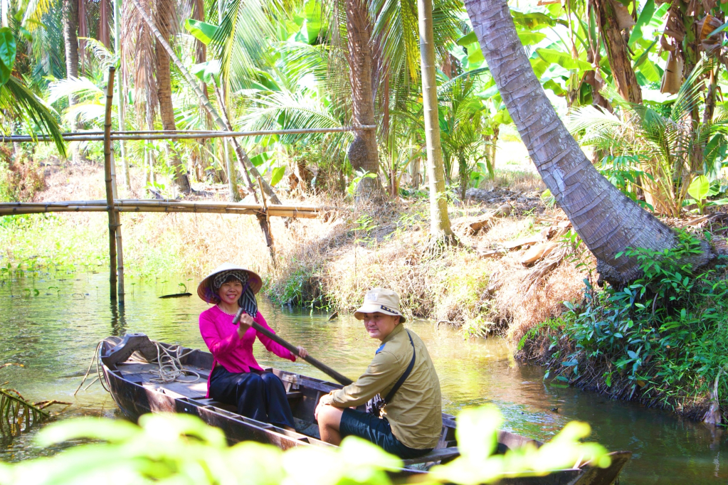 Du khách trải nghiệm hoạt động chèo xuồng ba lá
