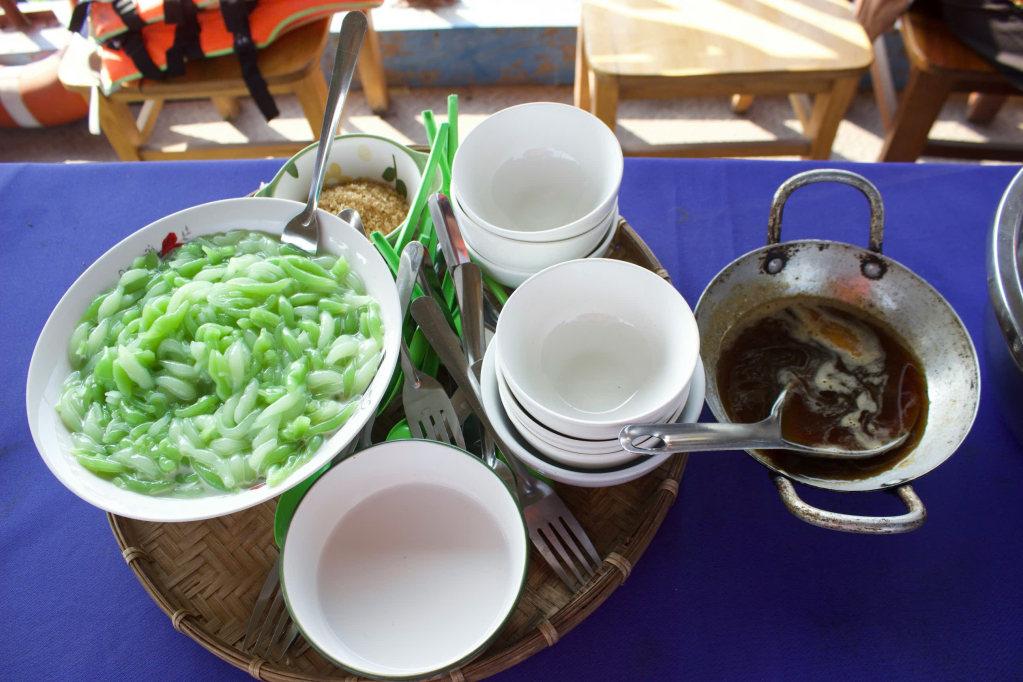 Món ăn dân dã bánh lọt mà du khách được thưởng thức trong chuyến đi