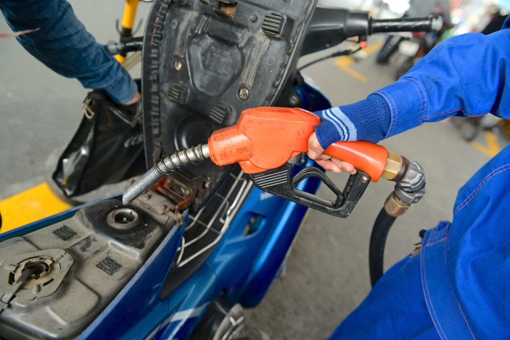 Bộ đề xuất chi 5.000 đồng/l&iacute;t xăng dầu từ Quỹ b&igrave;nh ổn từ nguồn ng&acirc;n s&aacute;ch trung ương