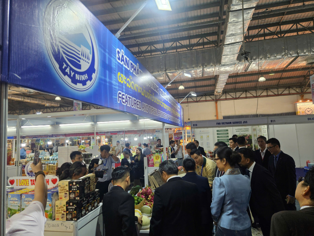 Khách tham quan gian hàng chung của doanh nghiệp Tây Ninh