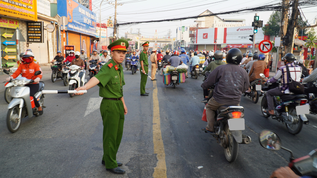 Cán bộ, chiến sĩ hướng dẫn, điều tiết giao thông