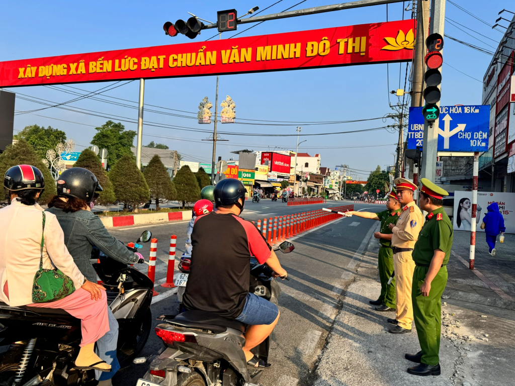 Cảnh sát giao thông cùng đoàn viên thanh niên Công an tỉnh nỗ lực hướng dẫn, điều tiết giao thông