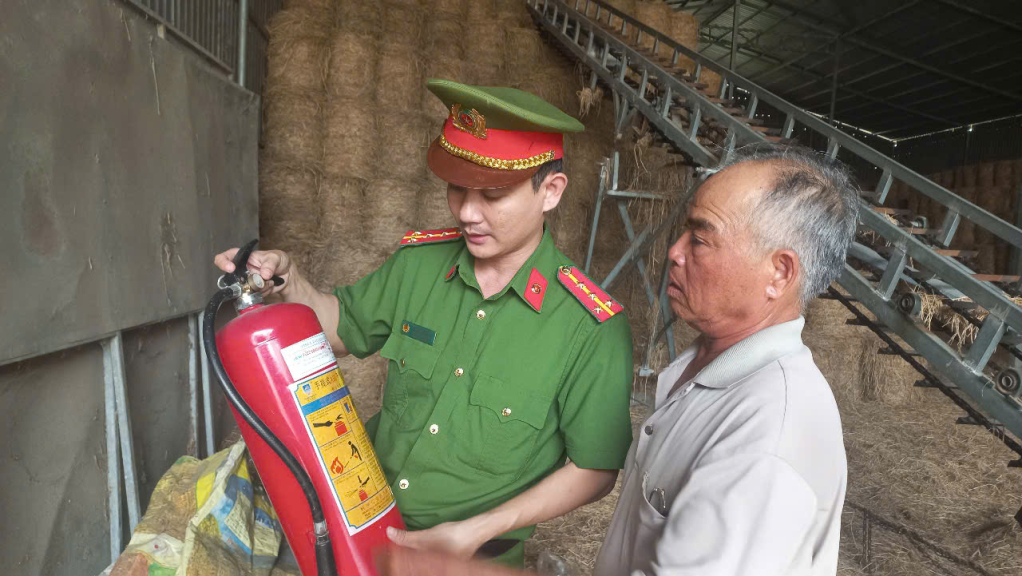 Ông Trương Công Hướng chủ động trang bị thiết bị phòng cháy, chữa cháy kịp thời xử lý khi có tình huống cháy xảy ra