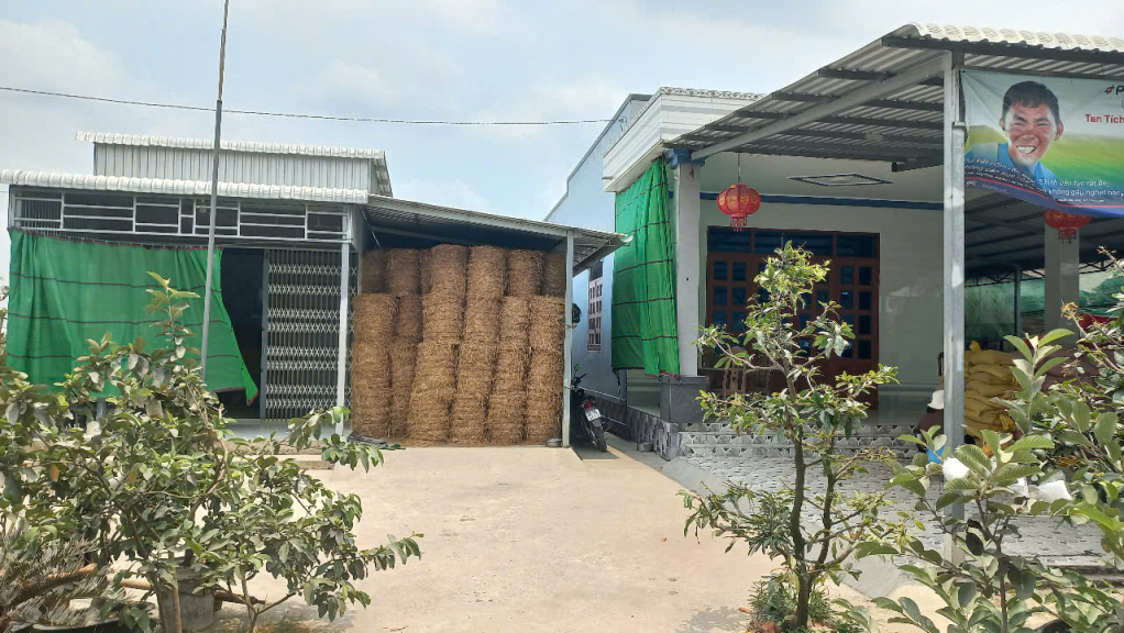 Nhiều hộ dân chứa rơm phục vụ chăn nuôi sát với nhà ở  dể dẫn đến hậu quả nghiêm trọng khi cháy xảy ra