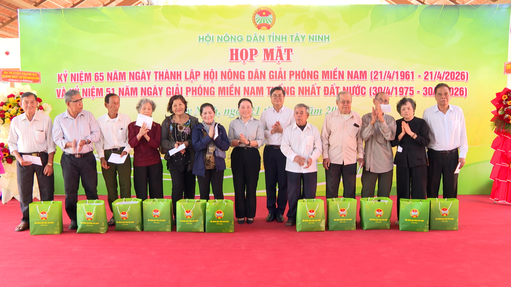 Các lãnh đạo hội nông dân tỉnh qua các thời kì nhận những phần quà của UB.MTTQ Việt Nam tỉnh và Hội Nông dân tỉnh