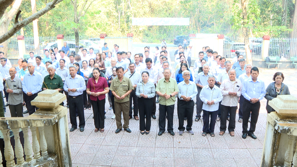 Đại biểu dâng hương Bia tưởng niệm Hội Nông dân giải phóng miền Nam tại Khu di tích quốc gia đặc biệt Căn cứ Trung ương Cục miền Nam