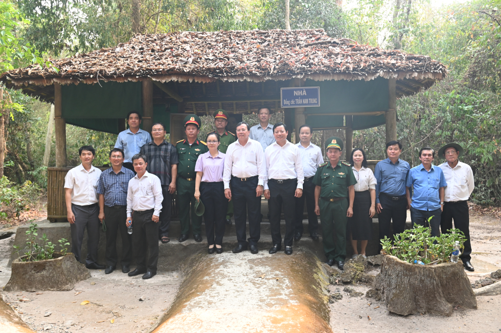 L&atilde;nh đạo tỉnh khảo s&aacute;t hiện trạng Căn cứ Trung ương Cục miền Nam