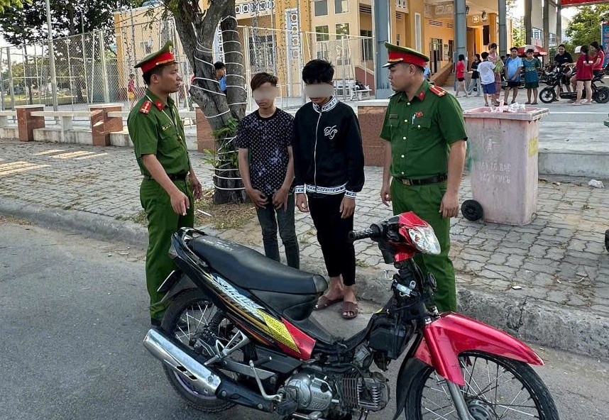Ngăn chặn nh&oacute;m thanh thiếu ni&ecirc;n tụ tập điều khiển xe lạng l&aacute;ch, bốc đầu