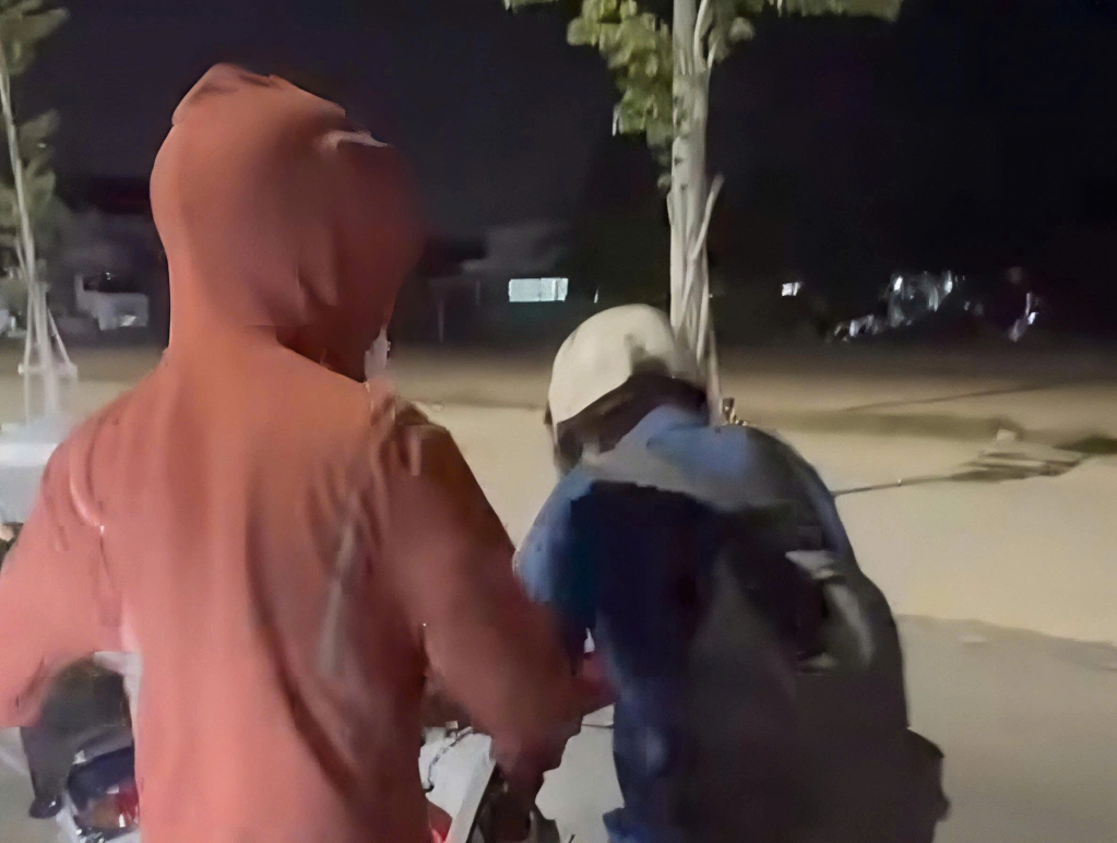 C&ocirc;ng an l&agrave;m việc với 2 đối tượng h&agrave;nh hung nam sinh