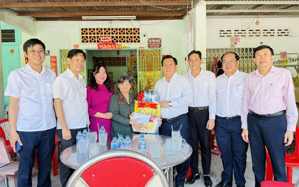 Ph&oacute; Chủ tịch UBND tỉnh Huỳnh Văn Sơn thăm, tặng qu&agrave; người c&oacute; c&ocirc;ng với c&aacute;ch mạng tại x&atilde; T&acirc;n Bi&ecirc;n