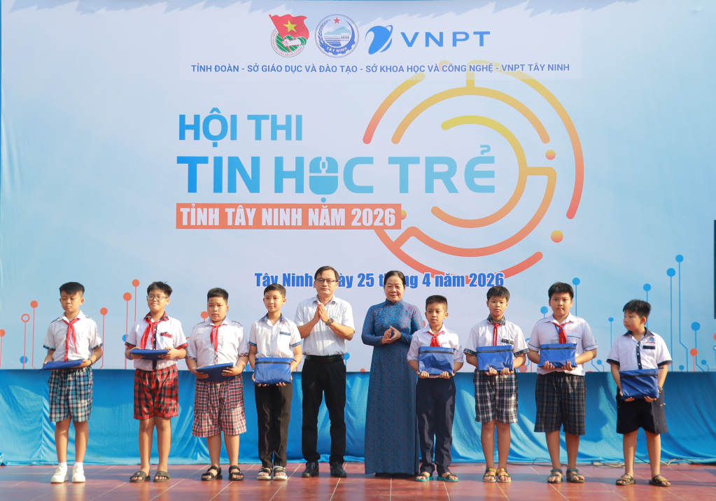 Phó Giám đốc Sở Giáo dục và Đào tạo Phan Thị Dạ Thảo và  Phó Giám đốc VNPT Tây Ninh Nguyễn Thành Hội tặng quà cho các thí sinh dự thi