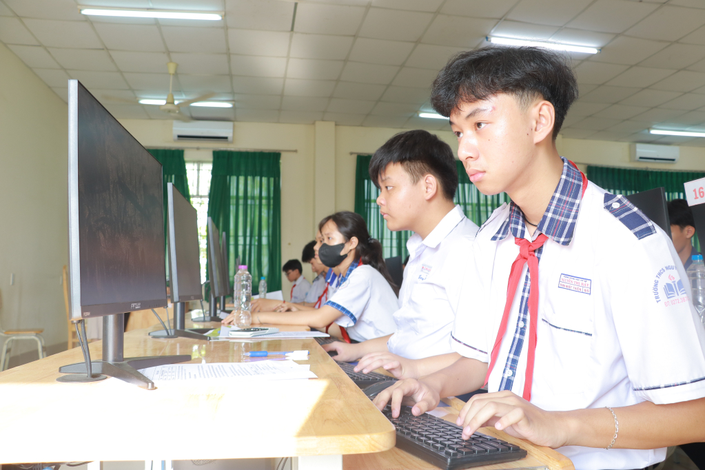 Các thí sinh khối THCS thi kỹ năng lập trình