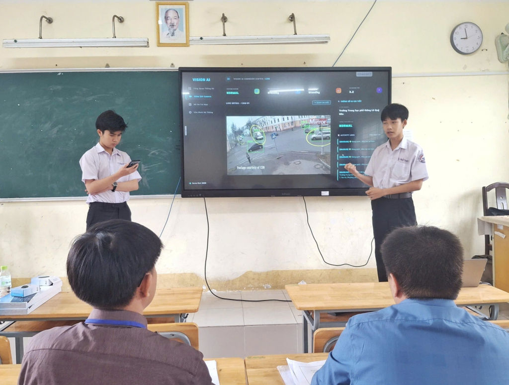 Một đội thi khối THPT thuyết trình về dự án mô hình sáng tạo