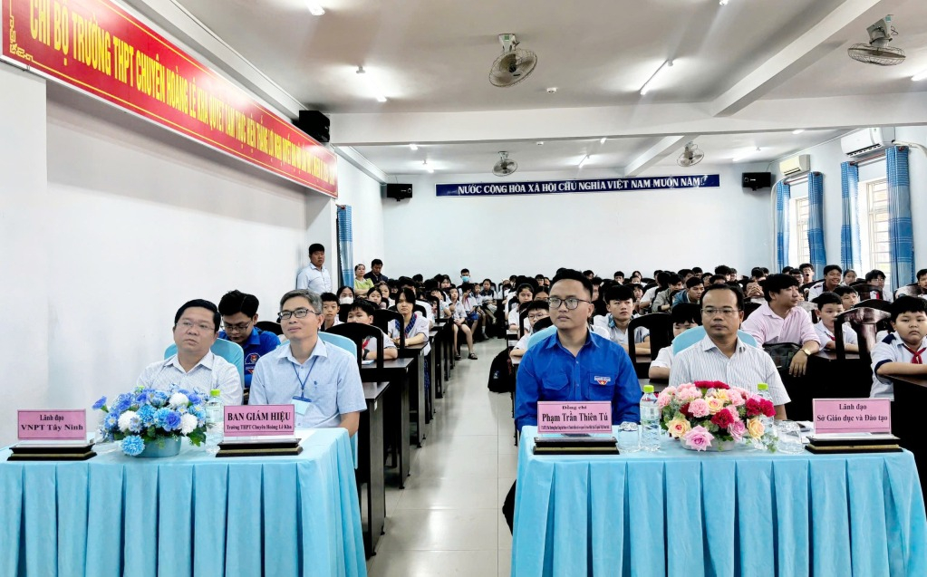 Đại biểu lãnh đạo và thí sinh dự lễ khai mạc Hội thi trực tuyến tại điểm thi Trường THPT Chuyên Hoàng Lê Kha