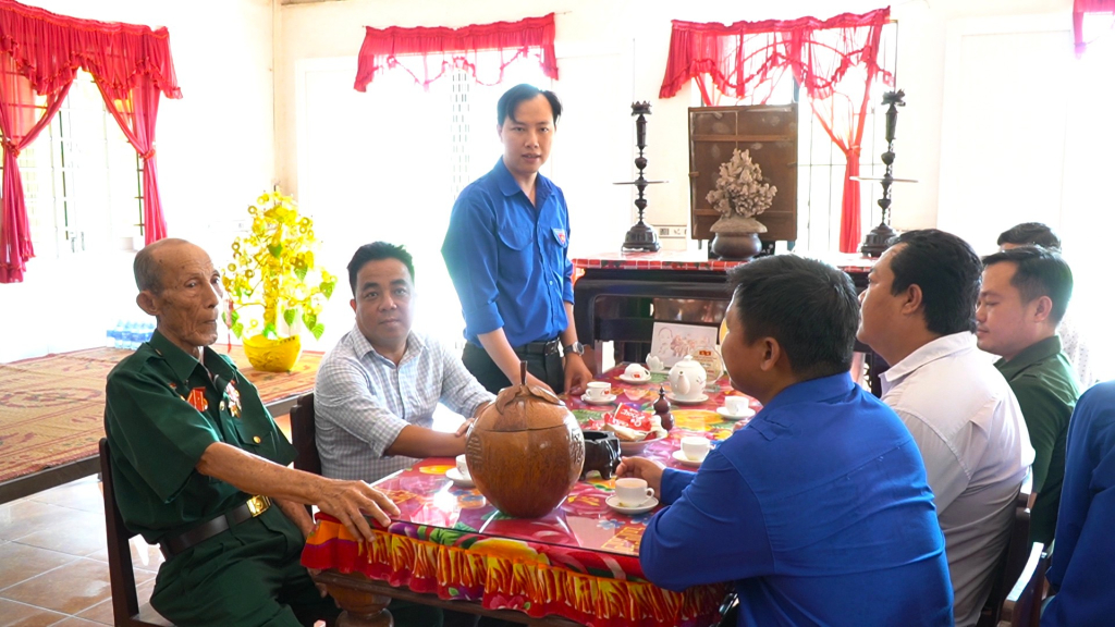 Tuổi trẻ xã Phước Lý tổ chức chương trình “câu chuyện thời hoa lửa”, đến thăm thương binh Ngô Việt Hùng