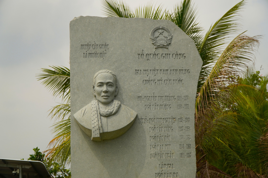 2 mặt bia là chân dung Mẹ Việt Nam Anh hùng Nguyễn Thị Thàng và Mẹ Việt Nam Anh hùng Ngô Thị Nguyện cùng lưu danh các anh hùng liệt sĩ đã hy sinh trong 2 cuộc kháng chiến chống thực dân Pháp và đề quốc Mỹ.