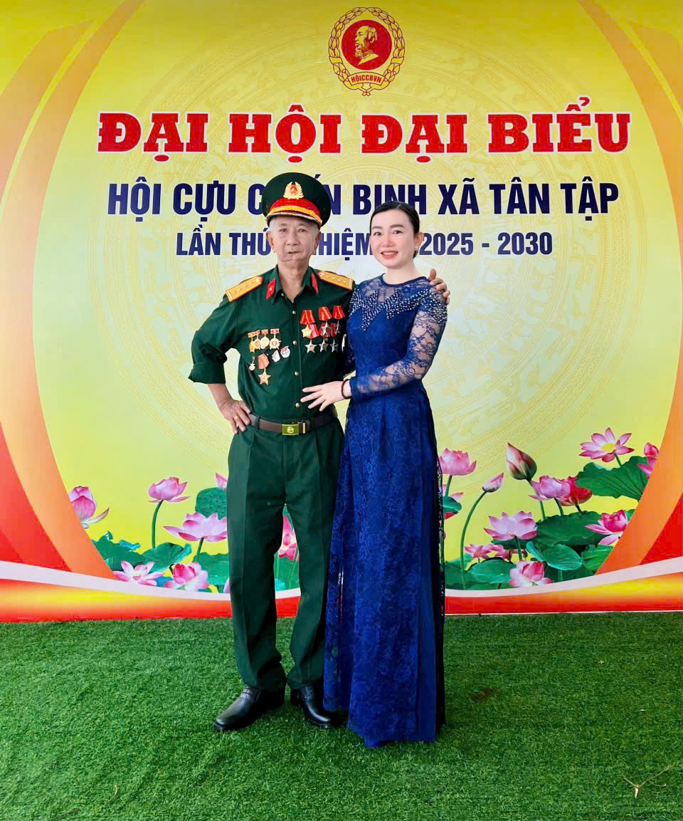 Ông Hồng cùng con gái tại Đại hội Hội Cựu Chiến binh xã Tân Tập nhiệm kỳ 2025-2030