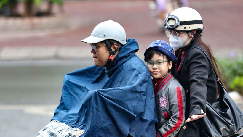 Thời tiết ng&agrave;y 1/4: Bắc Bộ cảnh b&aacute;o mưa d&ocirc;ng, Nam Bộ nắng n&oacute;ng gia tăng