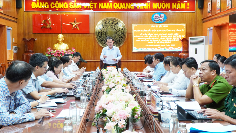 Đo&agrave;n gi&aacute;m s&aacute;t của Tỉnh ủy l&agrave;m việc về c&ocirc;ng t&aacute;c quản l&yacute; t&agrave;i sản c&ocirc;ng tại x&atilde; Cần Giuộc