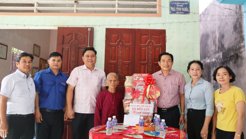 B&iacute; thư Đảng ủy x&atilde; Bến Lức thăm B&agrave; mẹ Việt Nam Anh h&ugrave;ng