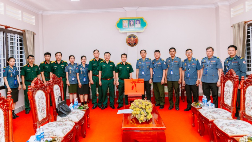 Bộ Chỉ huy Qu&acirc;n sự tỉnh T&acirc;y Ninh thăm, ch&uacute;c Tết Chol Chnam Thmay tại Campuchia