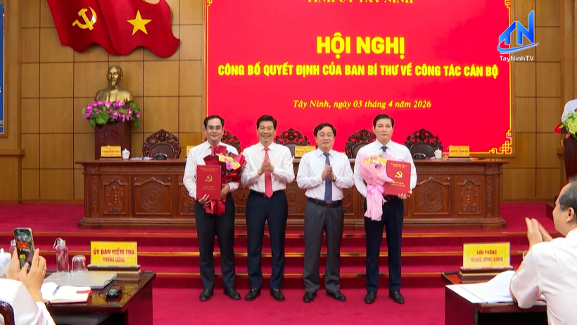Trao quyết định của Ban Bí thư về công tác cán bộ