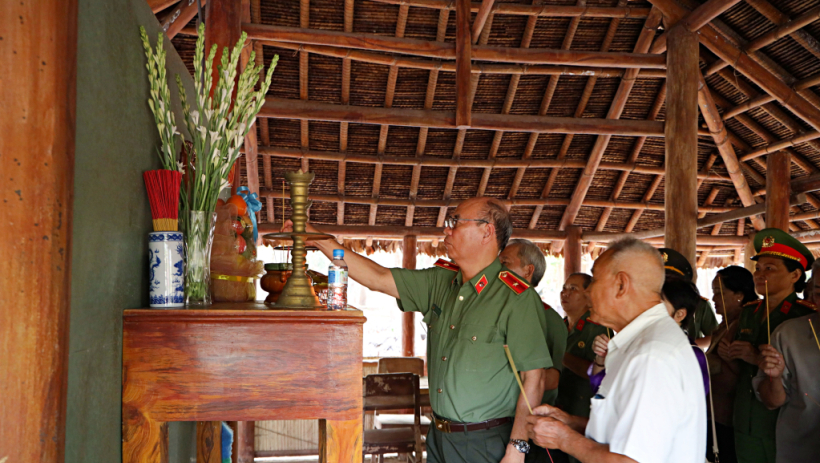 Văn ph&ograve;ng Bộ C&ocirc;ng an d&acirc;ng hương tưởng nhớ, tri &acirc;n c&aacute;c anh h&ugrave;ng, liệt sĩ tại T&acirc;y Ninh