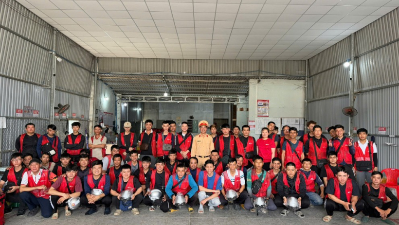 Tuy&ecirc;n truyền văn h&oacute;a giao th&ocirc;ng cho đội ngũ shipper tại phường T&acirc;n Ninh
