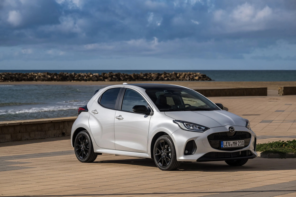mazda2-2026-ra-m-t-b-sung-ti-n-nghi-adas-ng-c-hybrid-m-n-t-toyota